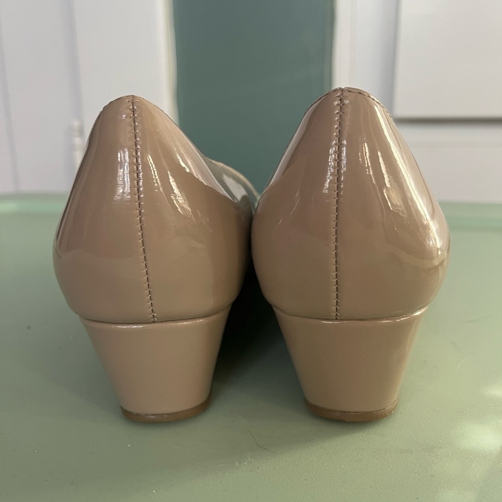 NWOT BANDOLINO Candra Womens Patent Leather Dressy Wedge Heels, Cafe Latte, 10 - Picture 4 of 5